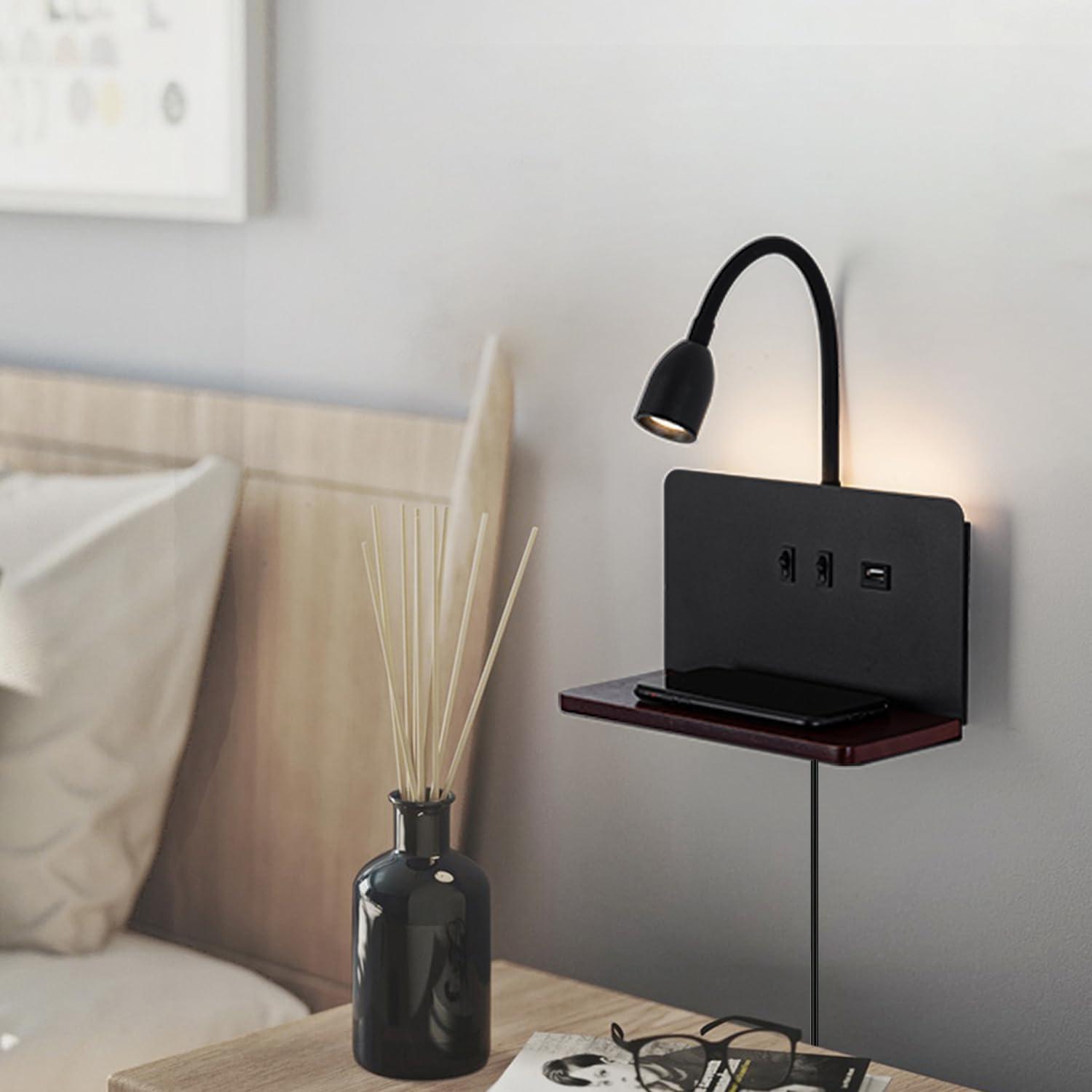 Witte LED-wandlamp voor binnen met stekker, wandlamp voor de slaapkamer met USB-poorten en 10W draadloze oplader, verstelbare en flexibele leeslamp met zwanenhals, bedlamp van 3000K met achtergrondverlichting 