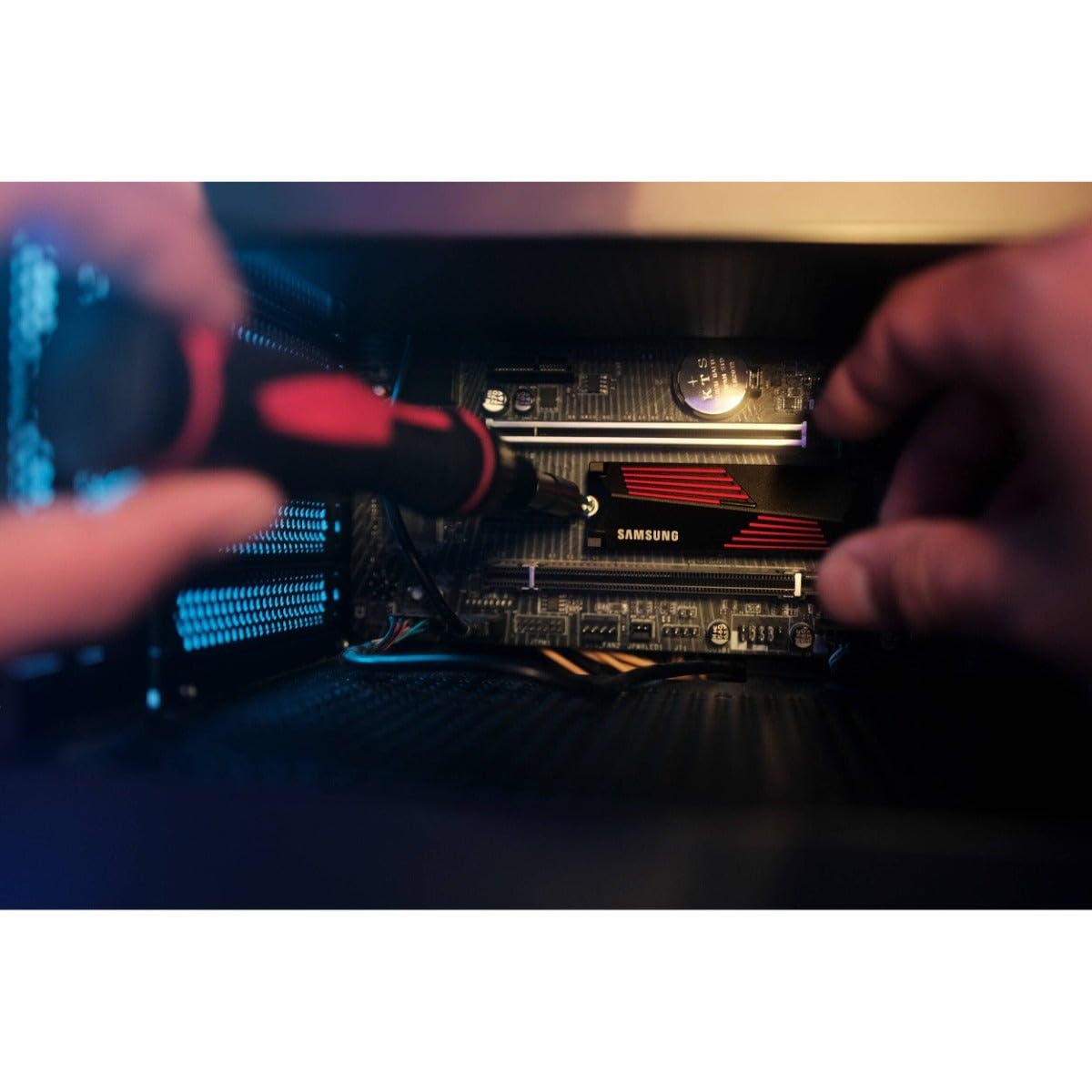 Samsung 990 PRO NVMe M.2 SSD, 2 TB, PCIe 4.0, 7.450 MB/s lezen, 6.900 MB/s schrijven, interne SSD, interne SSD voor gaming en videobewerking, zwart, MZ-V9P2T0BW 