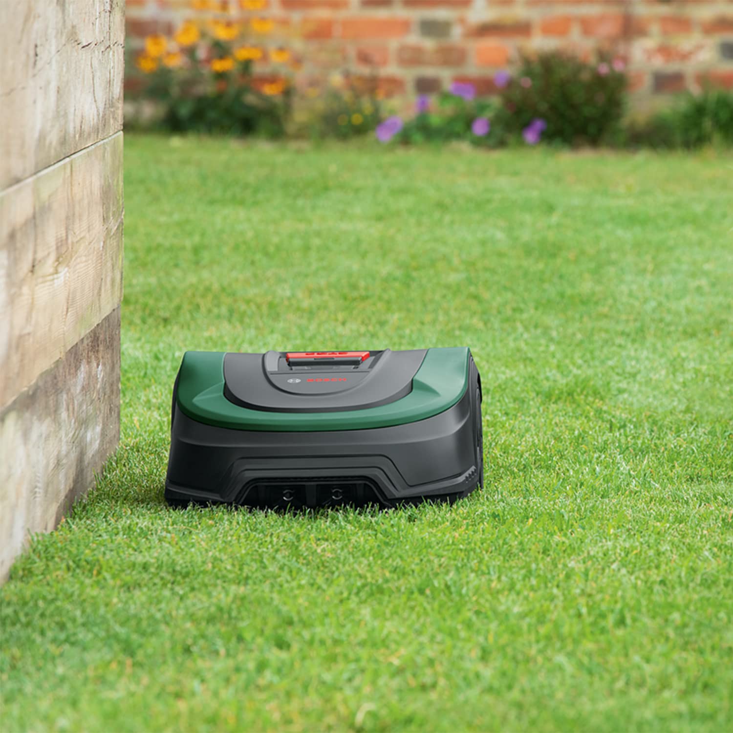 Bosch Home and Garden Indego XS 300 Robotmaaier (met geïntegreerde 18 V-accu, inclusief laadstation, snijbreedte 19 cm, voor gazons tot 300 m², in doos) Zwart, Groen 