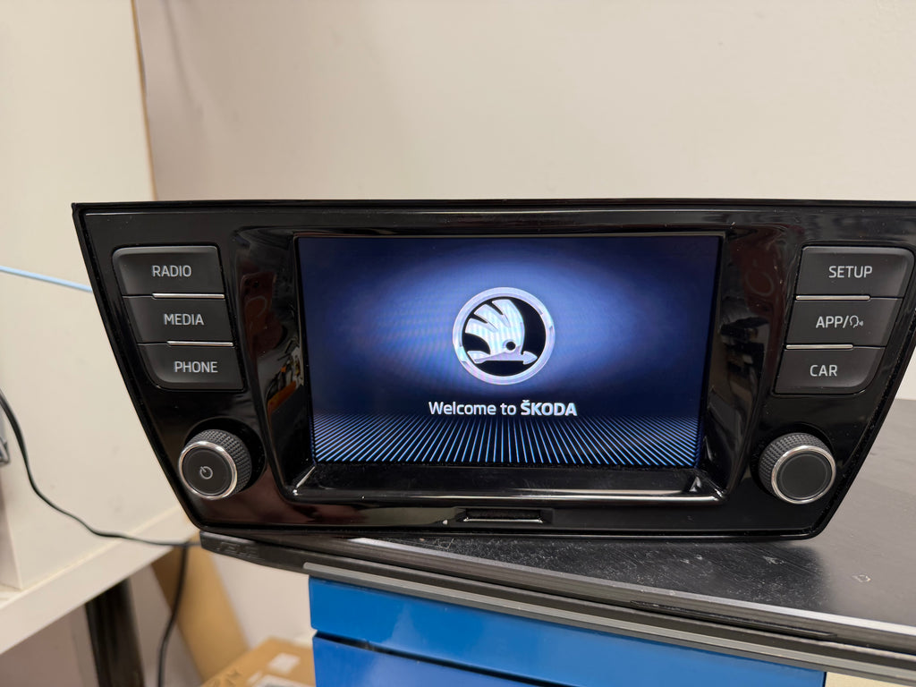 LCD Reparaturservice – Skoda Autoradio Swing (5JA 035 867 F) LCD Tausch Skoda Swing / MIB2 Entry